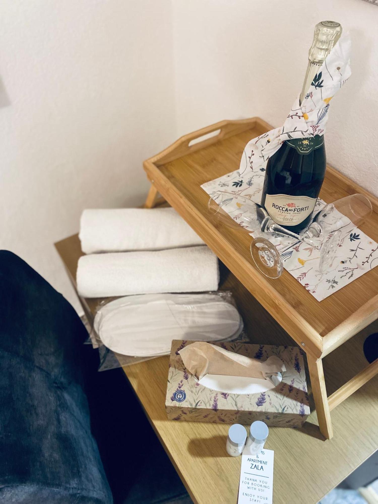 Rooms & Apartment Zala Airport Shuttle Option ツェルクニェ・ナ・ゴレニスケム エクステリア 写真
